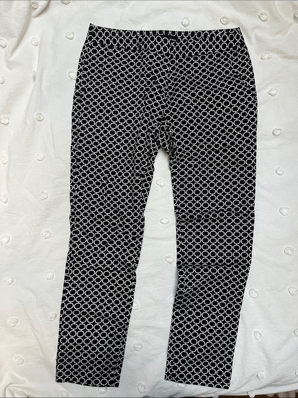 Amanda & Chelsea Black and White chain Print Ankle Pants